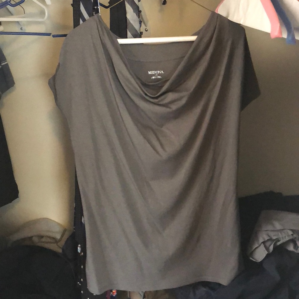 Merona top Large . Comes with free gift!❤️😊🌙🌞